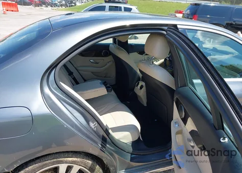 2018 Mercedes-Benz C 300 z USA, uszkodzony, nr VIN 55SWF4JB3JU246851